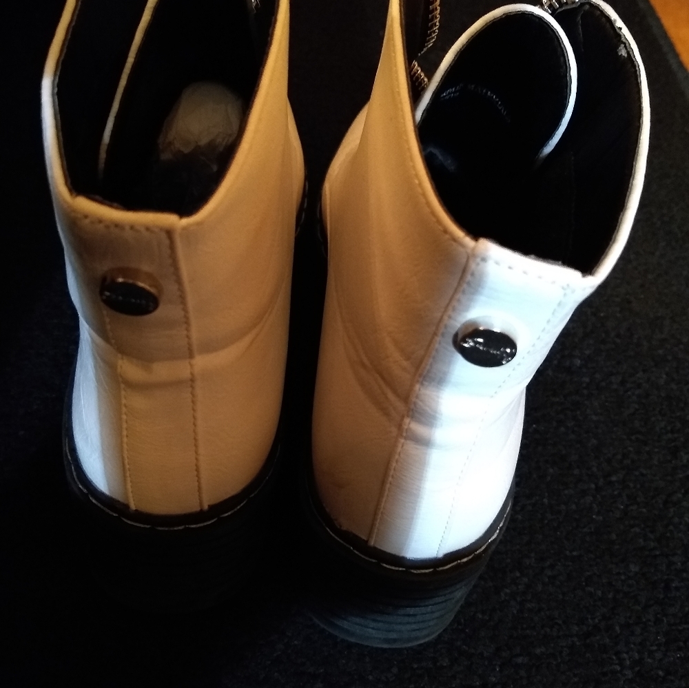 Boots - Picture 4 of 5